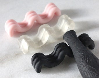 Squiggle Pen and Paintbrush Rest