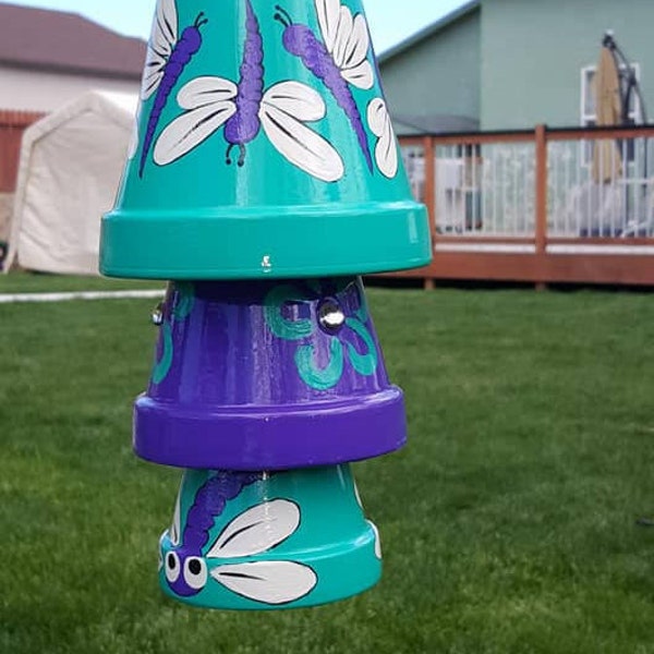 Carillons peints à la main de vent de pot de fleur suspendus de libellule