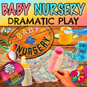 Könnte beinhalten: Ein druckbarer Satz an Baby-Kinderzimmer-Requisiten für Rollenspiele. Das Set enthält eine Babyflasche, ein Glas Babynahrung, eine Windel, eine Rassel, ein Stofftier und ein Schild mit der Aufschrift "Baby Nursery".