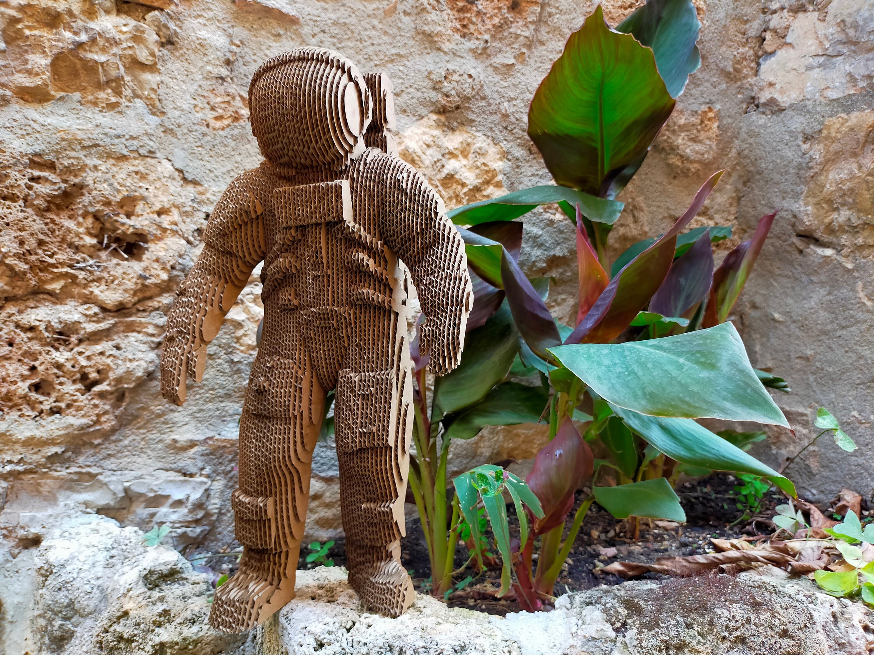 Astronaute en Combinaison Apollo 11 Statue Carton Recyclé Découpe Laser Lune