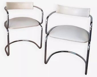 Pair of vintage canteliver armchairs, Zug, Victoria, Switzerland // Magic'Puce