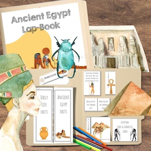 Può includere: Un Lap-Book sull'Antico Egitto aperto, con illustrazioni e testo. La copertina recita "Ancient Egypt Lap-Book". All'interno ci sono carte con fatti, illustrazioni di faraoni, piramidi e dei egizi. Un'illustrazione ad acquerello di una donna è a sinistra.
