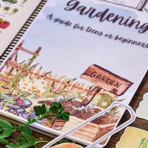 Może przedstawiać: Przewodnik po ogrodnictwie dla nastolatków lub początkujących z akwarelową ilustracją ogrodu z drewnianym ogrodzeniem, kwiatami i tabliczką z napisem "OGRODNICTWO".