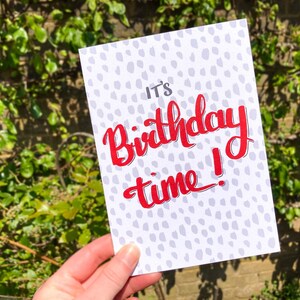 C'est l'heure de l'anniversaire ! Carte d'anniversaire · carte de calligraphie impertinente · carte d'anniversaire effrontée pour un ami