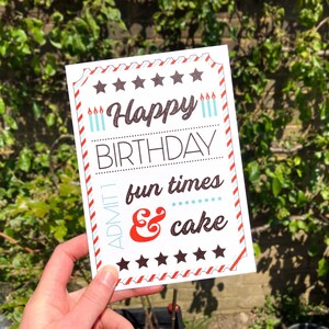 Admita 1 para momentos divertidos e bolo · Cartão de ingresso de aniversário · Cartão de aniversário divertido 5" x 7"