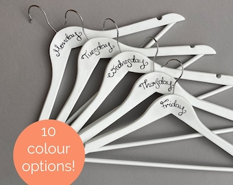 Perchas de madera para los días de la semana (juego de 5) · Perchas para planificar atuendos · Regalos para ella · Perchas para los días de la semana