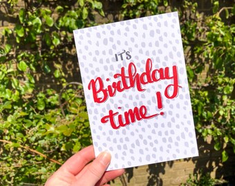 ¡Es hora de un cumpleaños! Tarjeta de cumpleaños · Tarjeta de caligrafía atrevida · Tarjeta de cumpleaños atrevida para una amiga