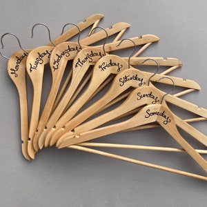 Houten kleerhangers voor dagen van de week – set van 8 kledinghangers · kledinghangers · cadeaus voor haar