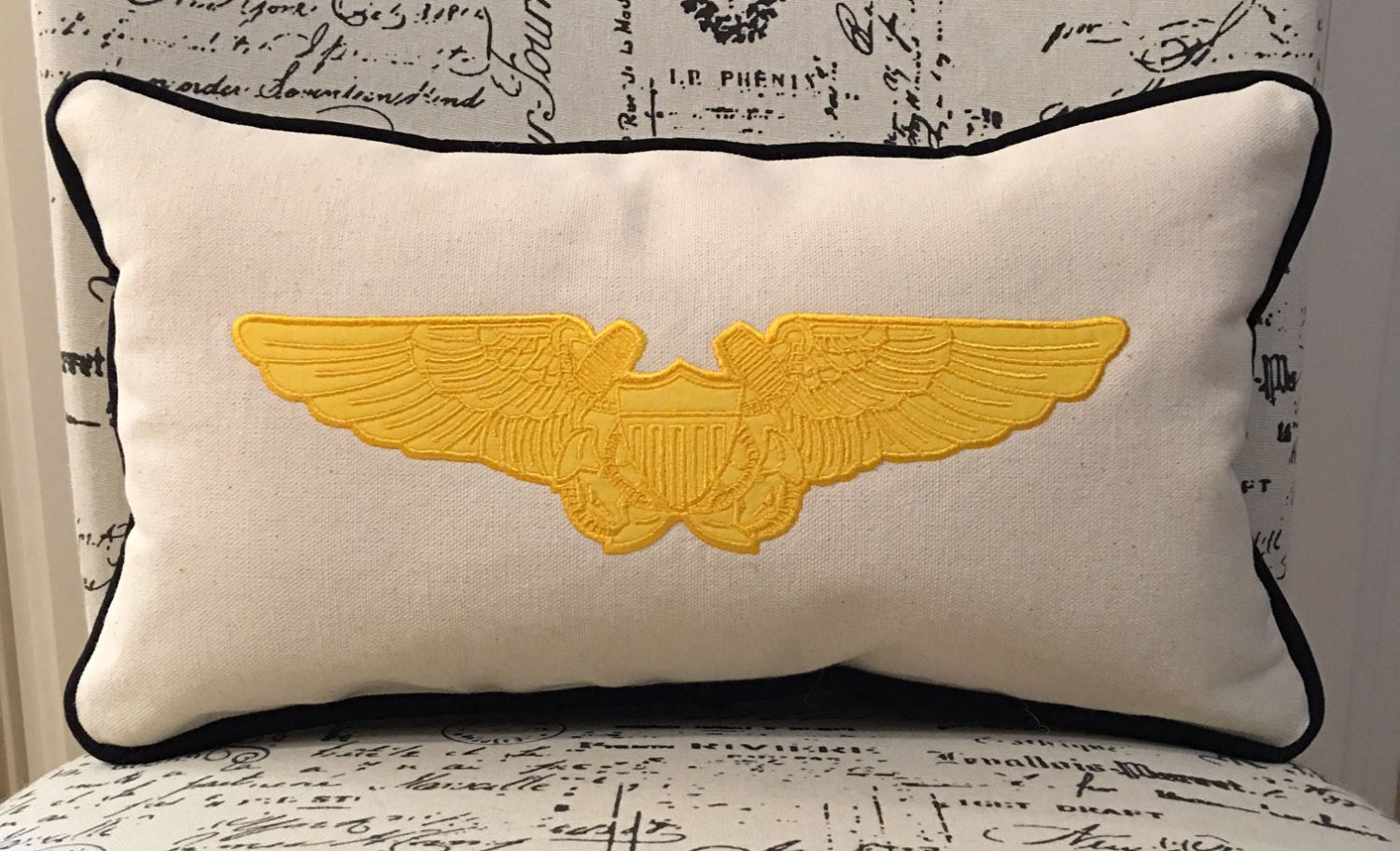 Almohada lumbar con alas de la Marina NFO hecha a mano: regalo de aviación personalizado