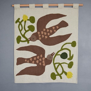 Florale Vögel Quilt Wandbehang, Handgenähtes Natur inspiriertes Dekor, erdige botanische Textilkunst, einzigartiger Schlafzimmer- oder Wohnzimmerakzent