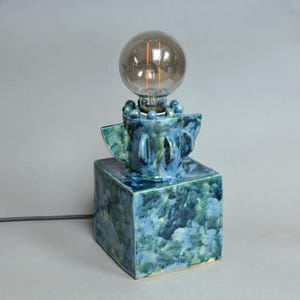 Niebieska ceramiczna lampa stołowa Aquarelle: geometryczna lampka nocna