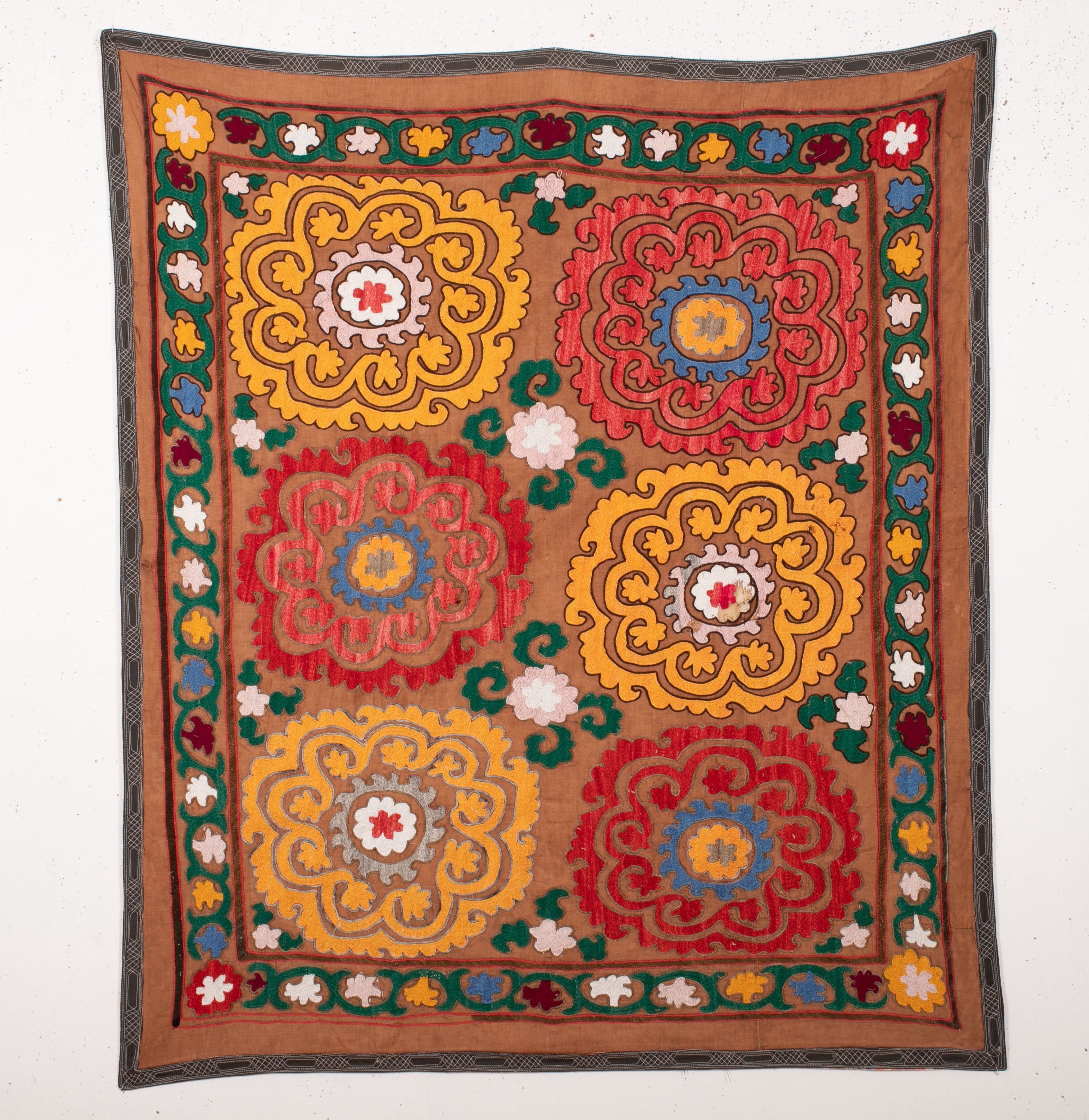 ウズベキスタン　スザーニオールドＢ Vintage Yellow Uzbek Suzani - 4'6 x 5'8 – HEIRLOOM