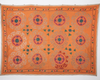 Vintage Orange Suzani, Uzbekistan, lata 70. 219 x 303 cm / 7'1'' x 9'9'' Kod: 000157