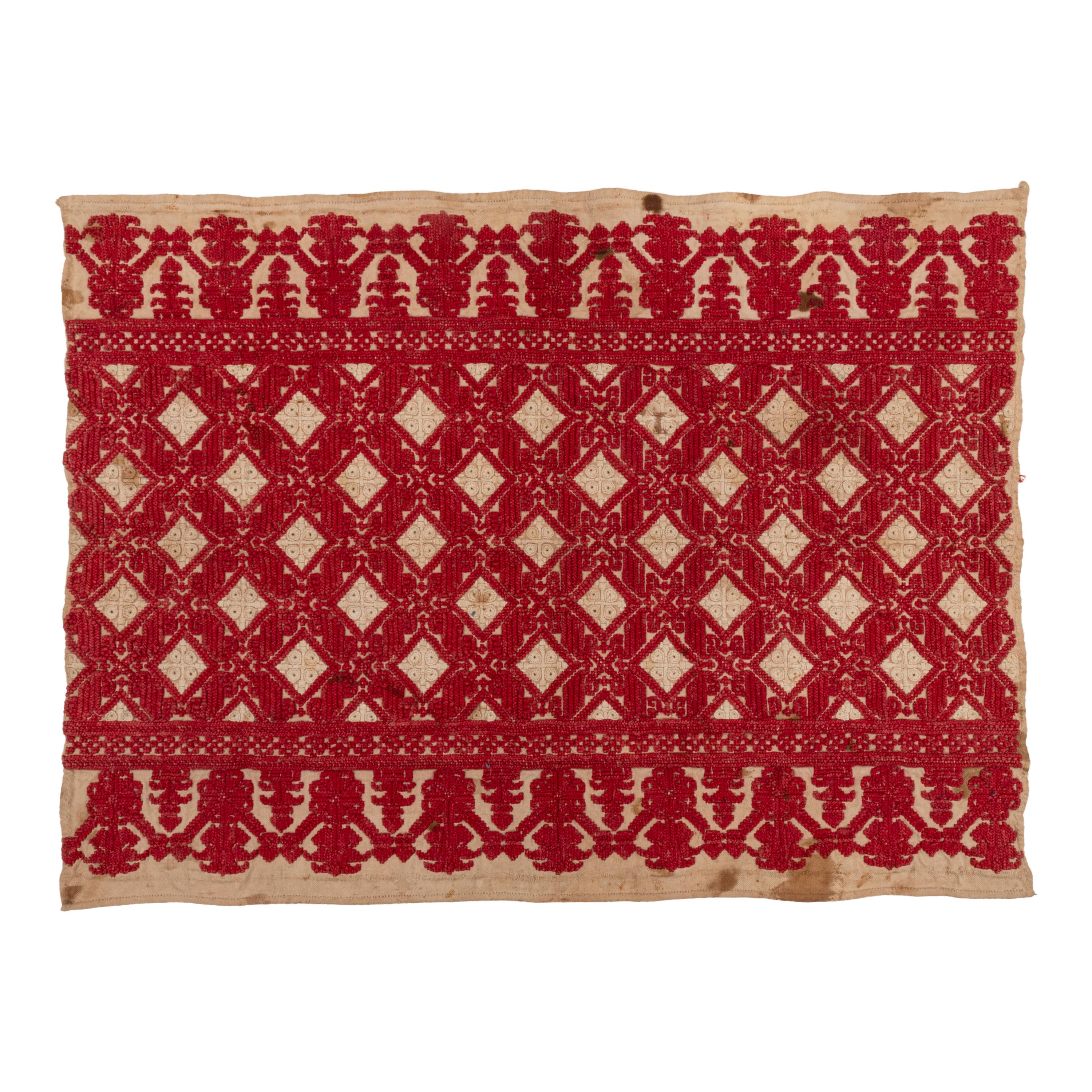 アンティーク東ヨーロッパの赤い刺繍、67 x 50 cm / 26.3 x 19.6