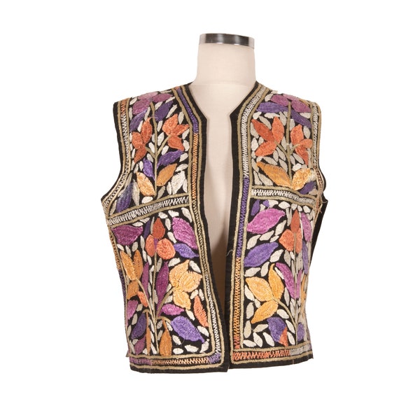 Gilet de soie brodé d’Afghanistan, années 1960. 50 x 53 cm / 19,6 x 20,8 po Référence:813