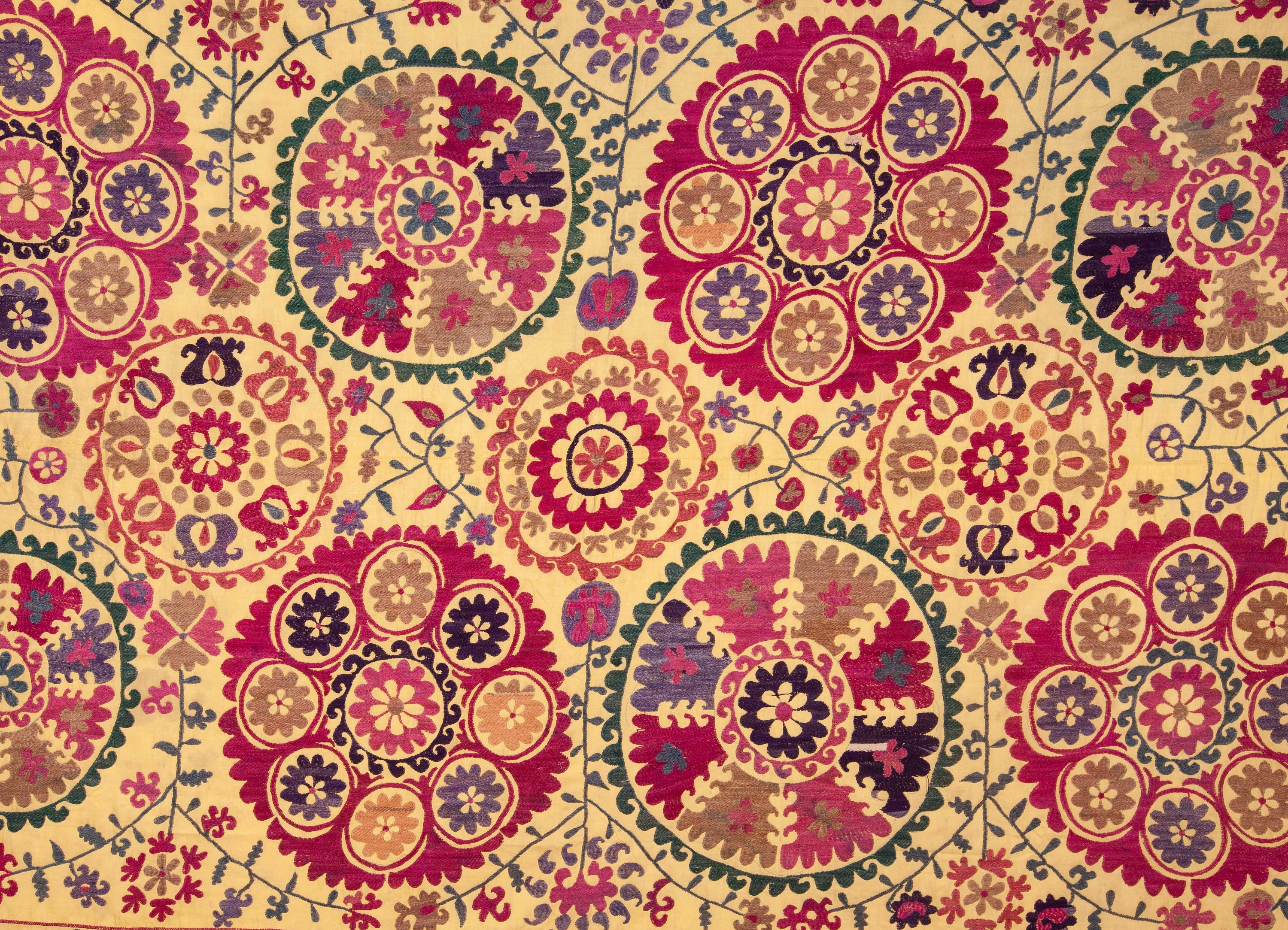 20 世紀半ばのウズベキスタン産のヴィンテージの精巧な刺繍が施された