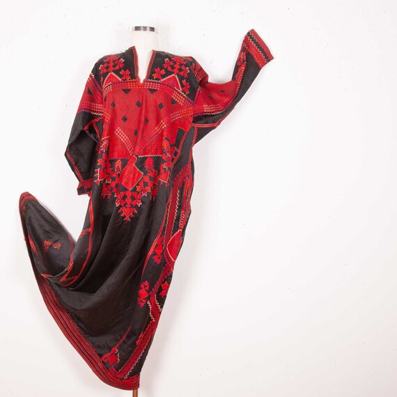 Vintage Middle Eastern Hand Embroidered BEDOUIN dr