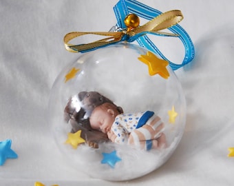 Boule de Noël bébé avec animal ou jouet, boule décorative bébé, boule de Noël personnalisée, premier Noël, RÉALISÉE SUR COMMANDE