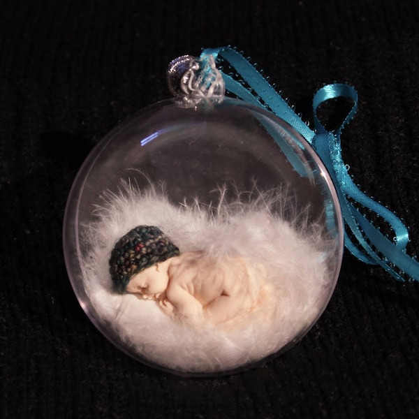 Baby christmas ball, christmas decoration, baby fimo, wool baby hat, miniature hat, baby first christmas, La Capitaine Crochete, ready to go