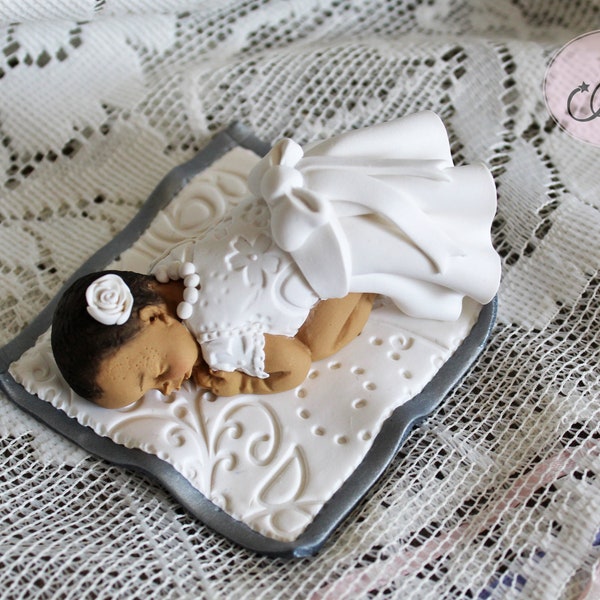 Baptismal cake topper, baby figurine on a blanket, christening figurine for a cake, personnalized cake topper figurine, MADE TO ORDER