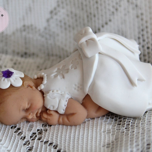 Figurine de baptême, bébé vêtu d'une robe de baptême, figurine nouveau-né, bébé fimo, cake topper