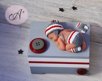 Baby memory box, wool socks, red grey white, wool knitting, baby’s room decoration, fimo baby