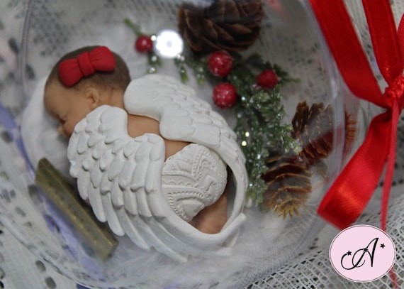 Boule de Noël bébé ange, cadeau Noël bébé, décoration Noël, premier Noël de bébé, bébé ange fimo, bébé nu fesse fimo, RÉALISÉE SUR COMMANDE