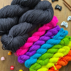 8-bit Doodle Cowl Kit, Wolle auf Anfrage gefärbt, 3-4 Wochen Bearbeitungszeit. MUSTER NICHT ENTHALTEN