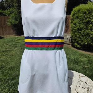 Vestido de tenis vintage de poliéster de Chris Evert de los años 70 con cinturilla de rayas coloridas, busto de 34".