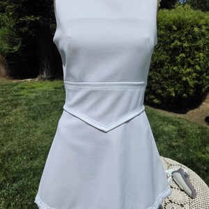 Vestido de tenis vintage de poliéster Mondessa de los años 70 con ribete de encaje con forma de raqueta de tenis en el dobladillo. Busto de 34 pulgadas.