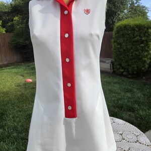 Vintage 1970s White Polyester Kim Morgen Tennis Dress w Red Collar and Placket Front Pleat Bust 36”
