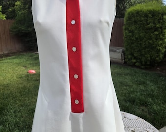 Vintage 1970s Kim Morgen Tenniskleid aus weißem Polyester mit rotem Kragen und Knopfleiste vorne falten Büste 36 ”