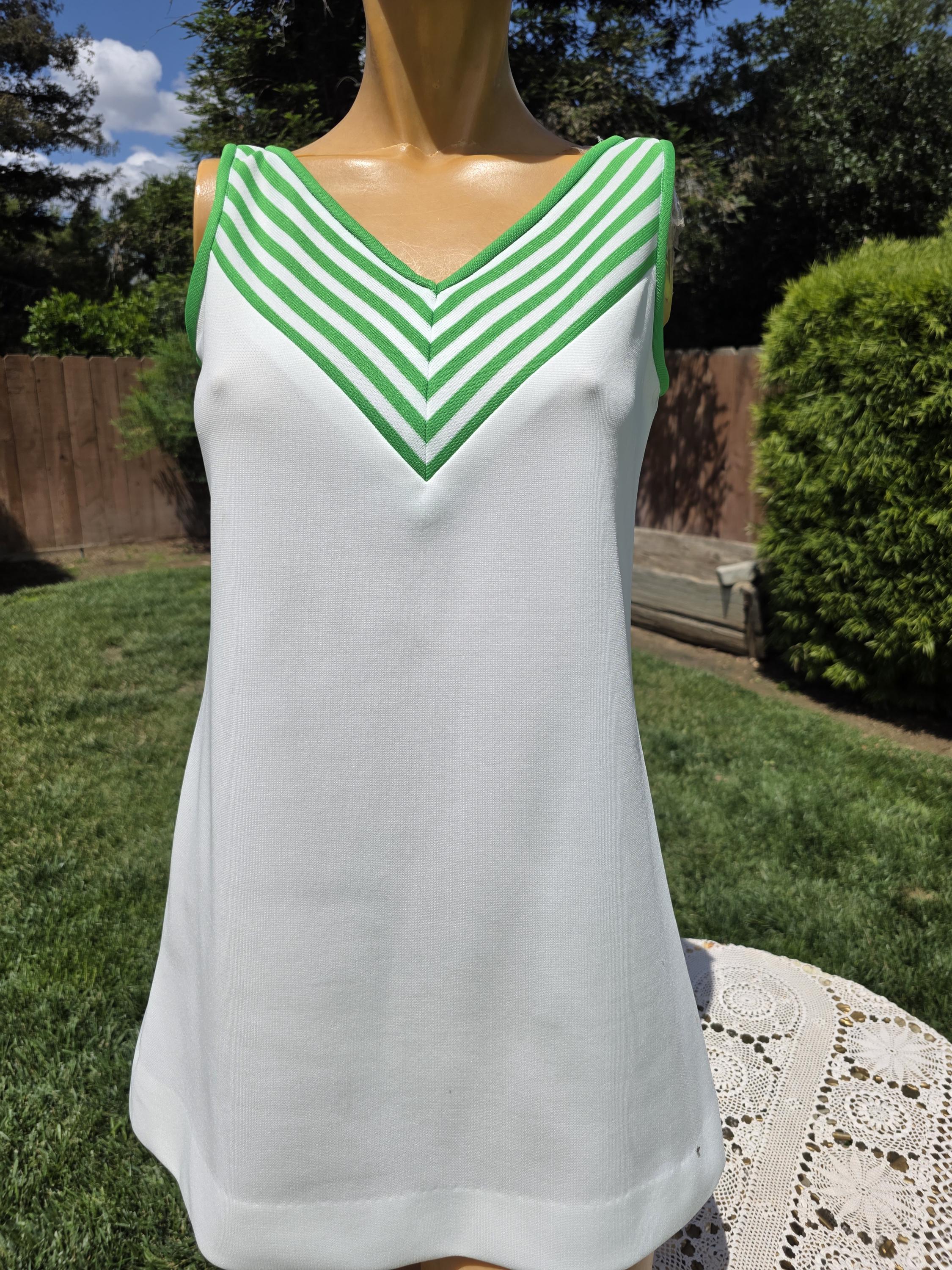 green white tennis dress Vintage 1970s Loomtogs Polyester W Stripe Trim Neckline Bust 34” Modern