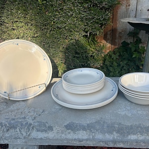 以下が含まれることがあります： 青と赤の花柄の白いCorelle食器セット。セットには、大きなディナー皿、小さなサラダ皿、ボウルセットが含まれています。