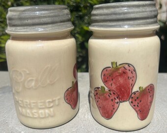 Salero y pimentero de cerámica vintage de tamaño mediano con fresas grandes en el lateral