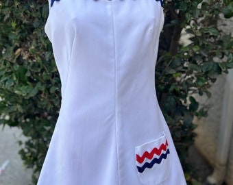 Vintage 1970s White Polyester Tennis Dress w Blue Red and White Zigzag Trim Size 12 Bust 34”