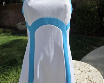 Vestido de tenis vintage de poliéster Mondessa de los años 70 con ribete azul. Busto: 91 cm (36 pulgadas).