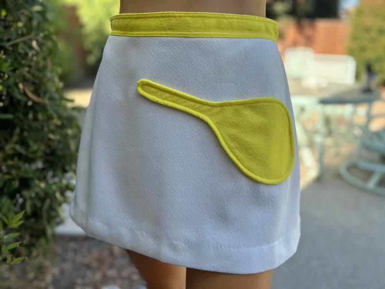 Vintage 1970s White Skirt w Yellow Tennis Racquet pocket Waist 28 image 1