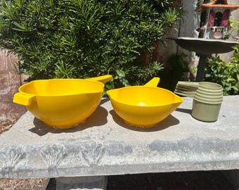 Tazas medidoras Tupperware vintage verdes y dos coladores de diferentes tamaños. Se venden por separado.