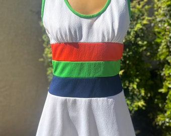 Robe de tennis en polyester blanche vintage des années 1970 avec buste rouge, vert et bleu marine 36 pouces