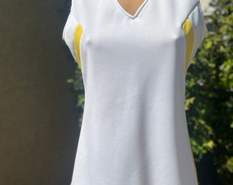 Robe de tennis blanche en polyester vintage des années 1970 avec côtés à rayures jaunes faite par un buste de cerf blanc 36"