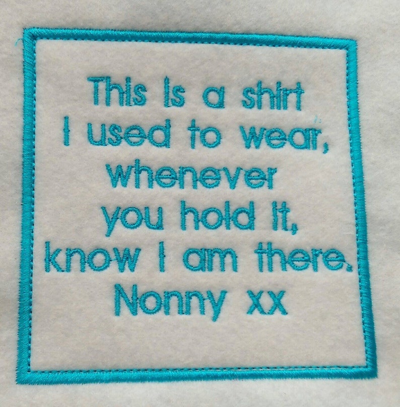 Puede incluir: Cuadrado de tela blanca con borde cosido y texto bordado en color turquesa. El texto dice: "Esta es una camisa que sol&iacute;a usar, siempre que la sostienes, sabes que estoy all&iacute;. Nonny xx."