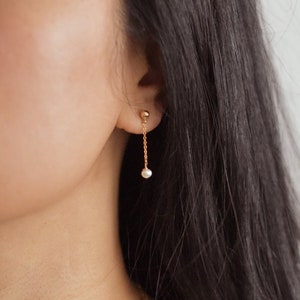 Pendientes colgantes de perlas pequeñas - Pendientes de perlas rellenos de oro de 14K, pendientes de cadena de perlas, pendientes de perlas reales, pendientes elegantes /GFE00051