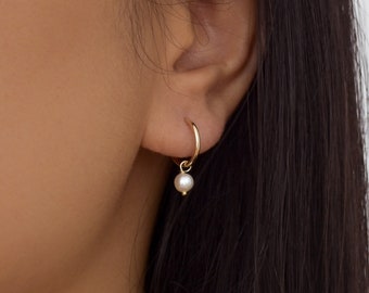 Orecchini Pearl Huggie - Orecchini Huggies in oro, orecchini di perle delicate, cerchi di perle, orecchini a cerchio piccoli, orecchini pieni d'oro /GFE00019