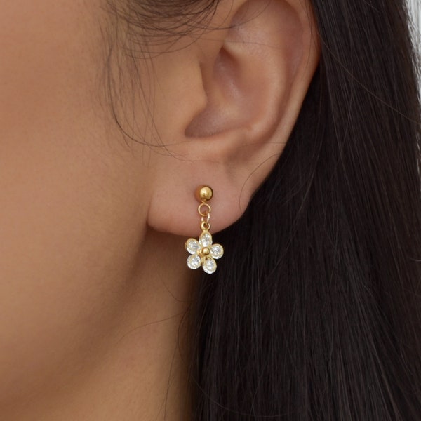 Daisy Earrings - Flower earrings, Daisy flower earrings, gold daisy earrings, cute earrings, small gold earrings, pretty earrings |GPE00010