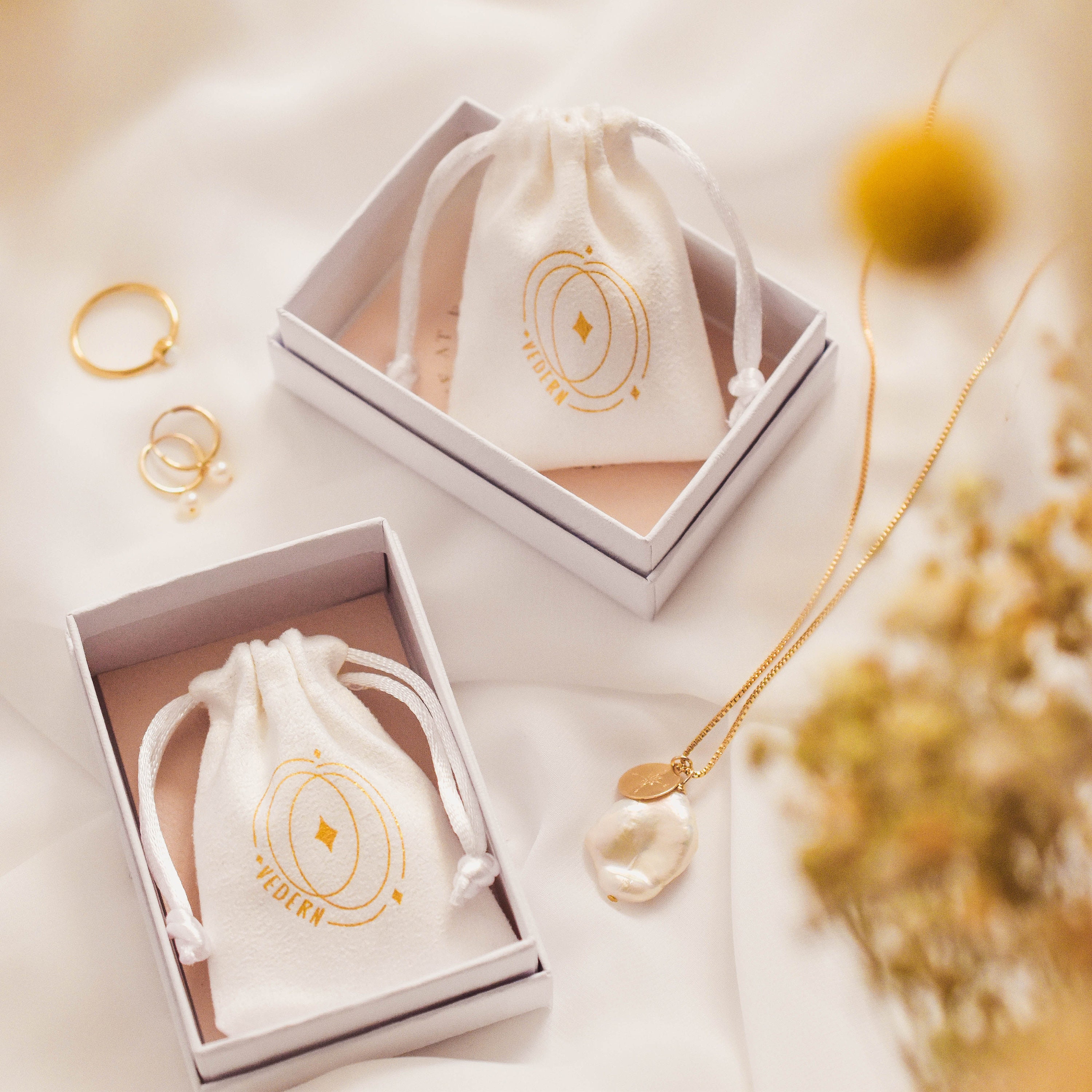 Daisy Necklace - Flower Pendant, Gold Daisy Pendant, Pretty