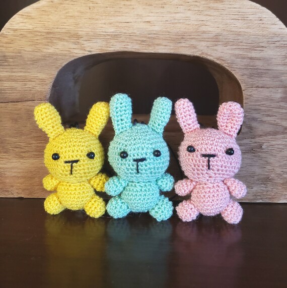 かぎ針編みのウサギの編みぐるみ：手作りのオーナメント