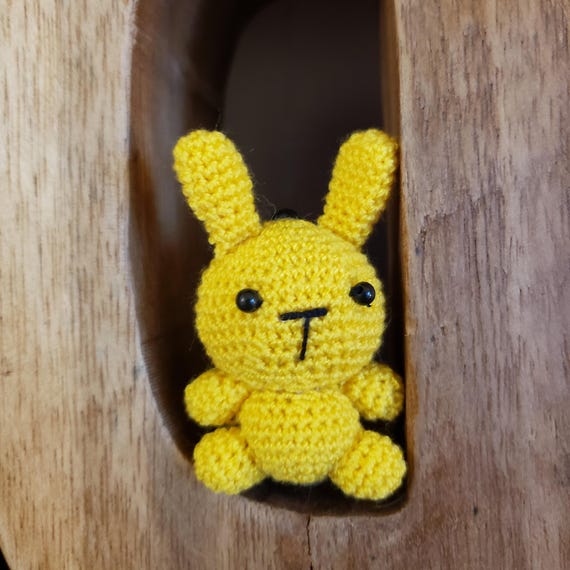 かぎ針編みのウサギの編みぐるみ：手作りのオーナメント、キーホルダー