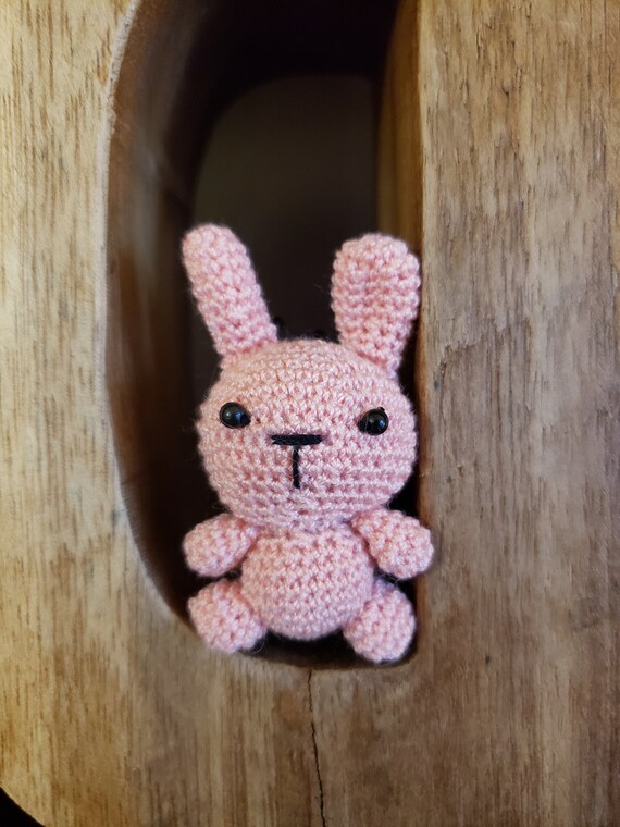 かぎ針編みのウサギの編みぐるみ：手作りのオーナメント