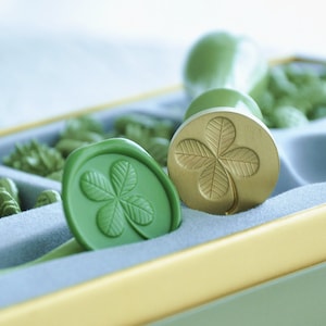 Ensemble de tampons de cire de trèfle à quatre feuilles en micro-relief en édition limitée, kit de sceaux de cire de trèfle 3D pour faire-part de mariage, cadeau de tampon d'enveloppe pour elle